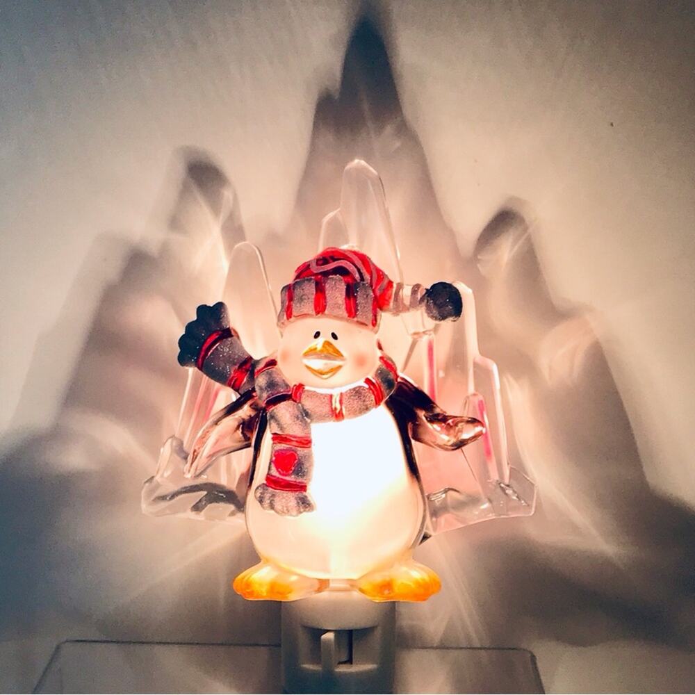 Holiday NWT Nightlight  Penguin & Mountains White & Red Christmas Santa